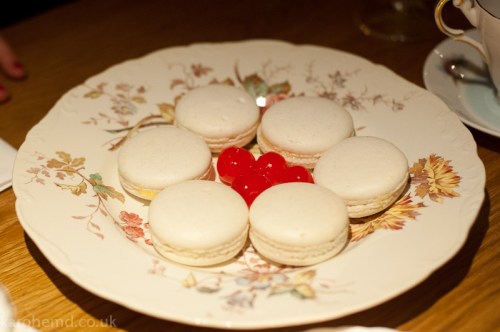 Amaretto sour macaron