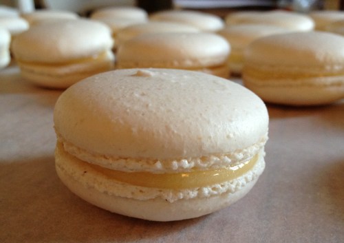 Amaretto sour macaron